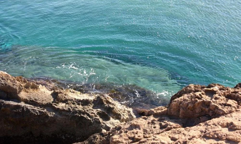 Καλαμάτα: Νεκρή 21χρονη - Έπεσε από γκρεμό κατευθείαν στα βράχια